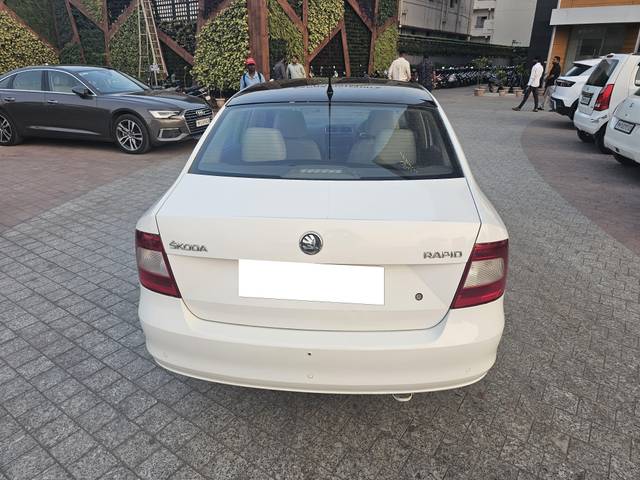 https://images10.gaadi.com/usedcar_image/4575542/original/processed_9172500c0784a2d7d559c8cf1836117d.jpg?imwidth=6402