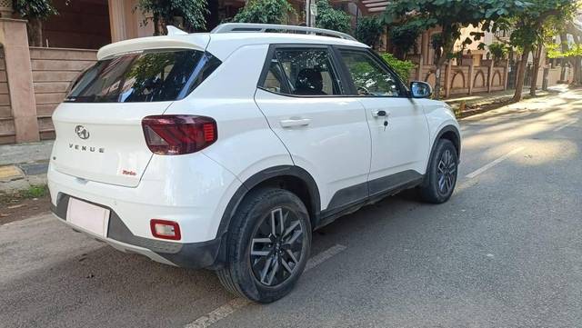 https://images10.gaadi.com/usedcar_image/4575564/original/processed_d4b1c9d083d380d0af819f5682e9d3dc.jpg?imwidth=6401