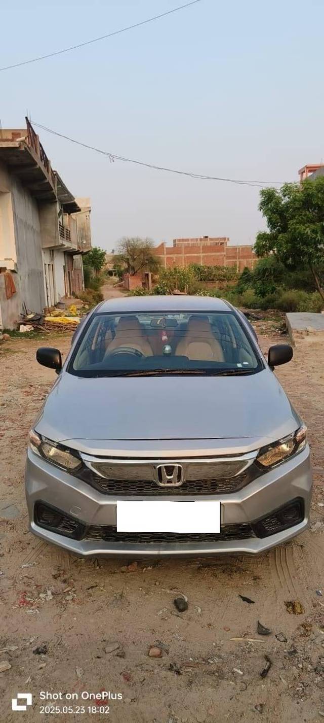 https://images10.gaadi.com/usedcar_image/4575571/original/processed_8bd48cced1914c05b90268be221f4121.jpg?imwidth=6400