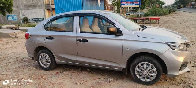 https://images10.gaadi.com/usedcar_image/4575571/original/processed_a1a439078277a1acb99c019e202a752c.jpg?imwidth=6402