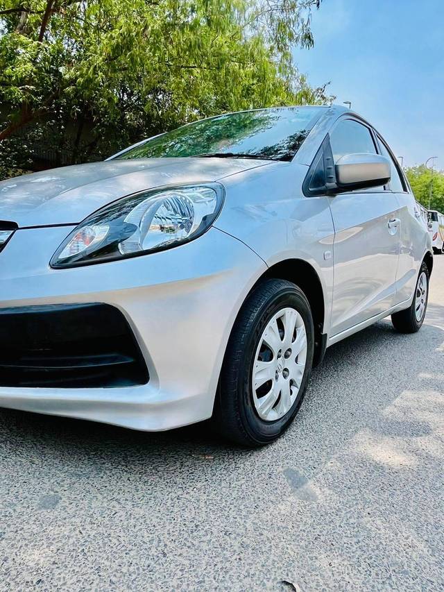 https://images10.gaadi.com/usedcar_image/4575715/original/processed_b2014ac31aa477eebf54cab168fba0ff.jpg?imwidth=6400