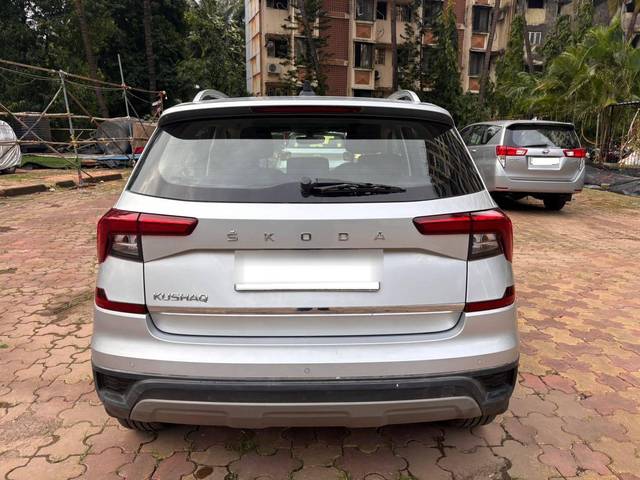 https://images10.gaadi.com/usedcar_image/4575764/original/processed_9771941840b534e069a523d1a892e51a.jpg?imwidth=6402