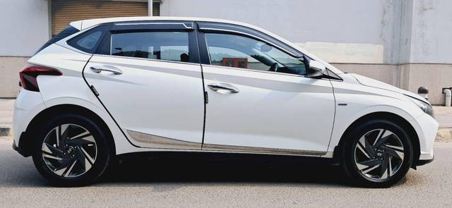 https://images10.gaadi.com/usedcar_image/4575767/original/processed_ef52b1660d5819637fe50db6fba44a0e.jpg?imwidth=6401