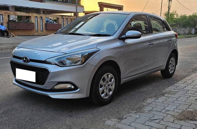 https://images10.gaadi.com/usedcar_image/4575779/original/processed_aee03c6bd98ddc90be518f0c8500c63e.jpg?imwidth=6402