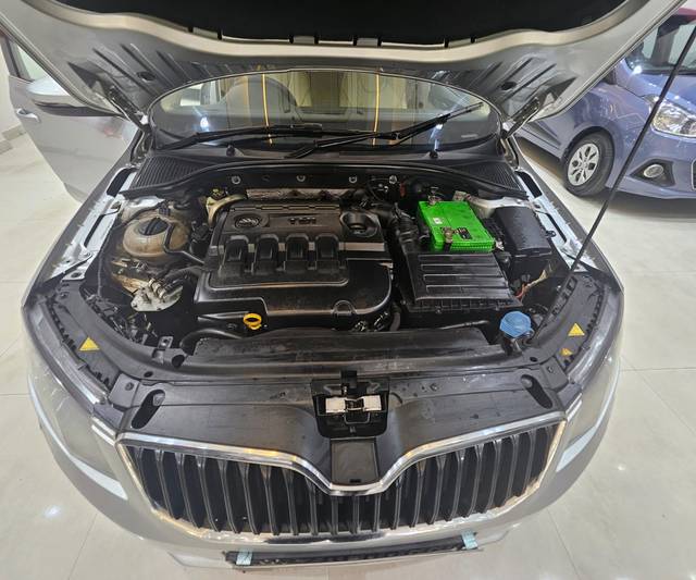 https://images10.gaadi.com/usedcar_image/4575859/original/e0e90cee61326f76c187c68cb02a87ec.jpg?imwidth=6402
