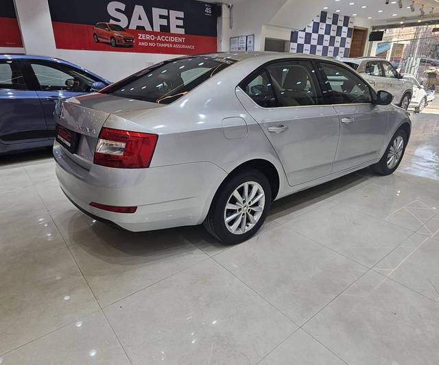 https://images10.gaadi.com/usedcar_image/4575859/original/processed_1c165b3d6dba0e62b76de8245c4652e3.jpg?imwidth=6401
