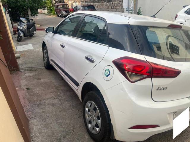https://images10.gaadi.com/usedcar_image/4575861/original/processed_a8328e0e2dd38dfe748ac435e51e1da8.jpg?imwidth=6402