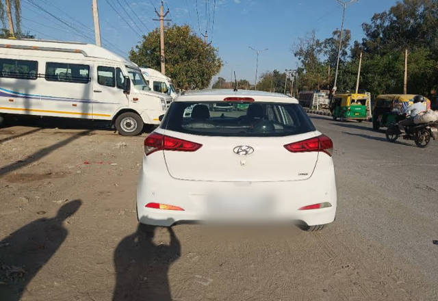 https://images10.gaadi.com/usedcar_image/4575862/original/a6e84da5-590d-4bc6-93db-2f5373e9d5d6.?imwidth=6402