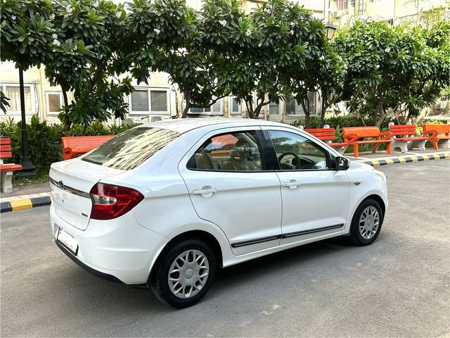 https://images10.gaadi.com/usedcar_image/4575899/original/4237a379c2c02e079284f63046f4716d.jpg?imwidth=6401