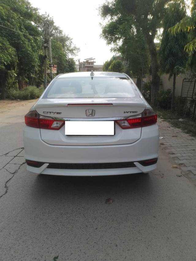 https://images10.gaadi.com/usedcar_image/4575902/original/processed_79ce4cbe0b98258a42766071c037321c.jpg?imwidth=6402