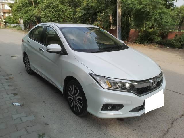 https://images10.gaadi.com/usedcar_image/4575902/original/processed_f186d8265bd5fa25ea8e7da1f2ba287f.jpg?imwidth=6400