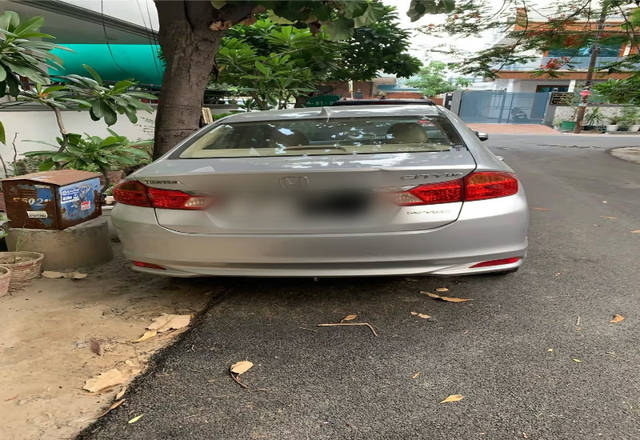 https://images10.gaadi.com/usedcar_image/4575965/original/01885ad7-e3cc-41bd-ae1f-b15a37d5d04a.?imwidth=6400
