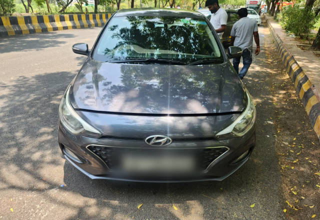https://images10.gaadi.com/usedcar_image/4575977/original/d7c6a766-47b4-4bec-bb63-4bdb209560bb.?imwidth=6402