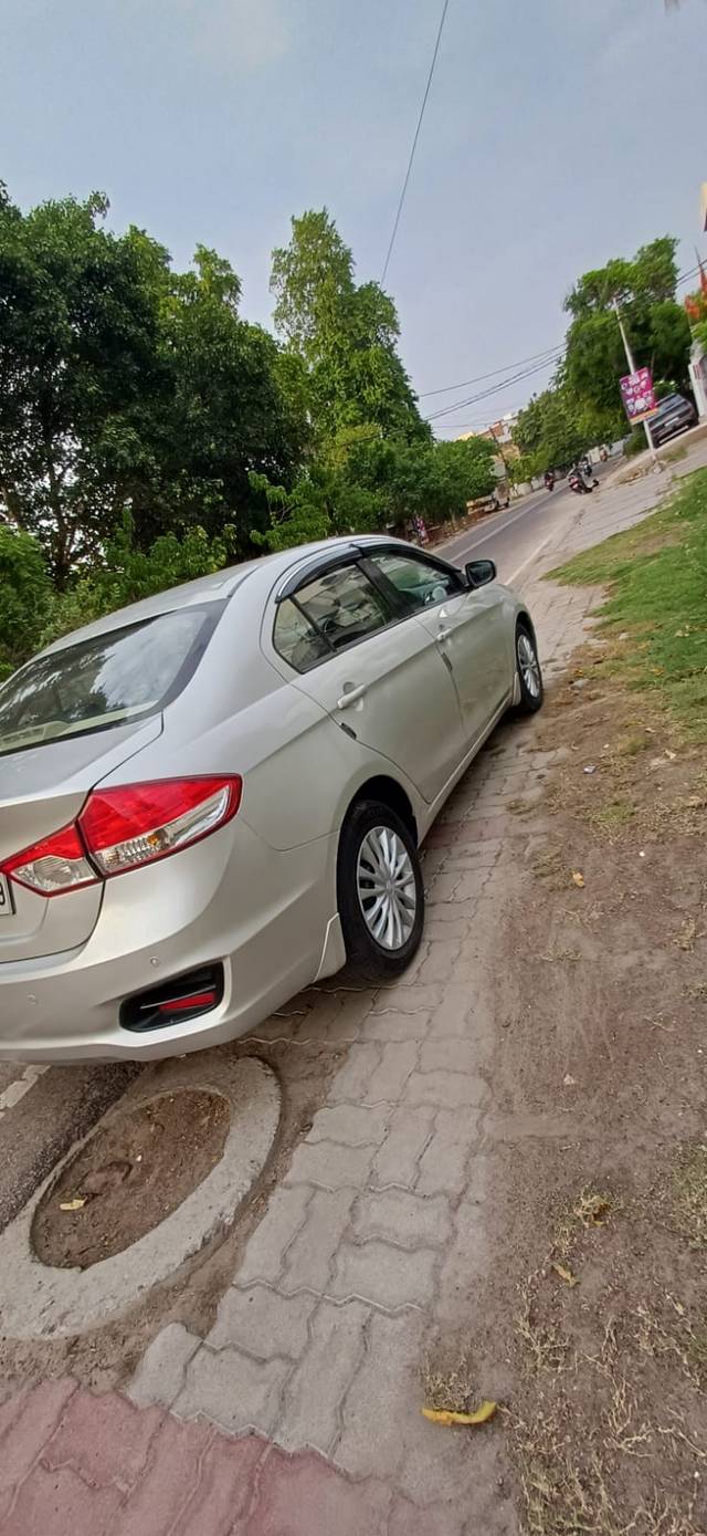 https://images10.gaadi.com/usedcar_image/4576014/original/2c79517efeca8712280d0cf0bebc8c16.jpg?imwidth=6401