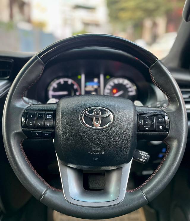 https://images10.gaadi.com/usedcar_image/4576028/original/201bf5ae00f4f946051834004956a32b.jpg?imwidth=6402