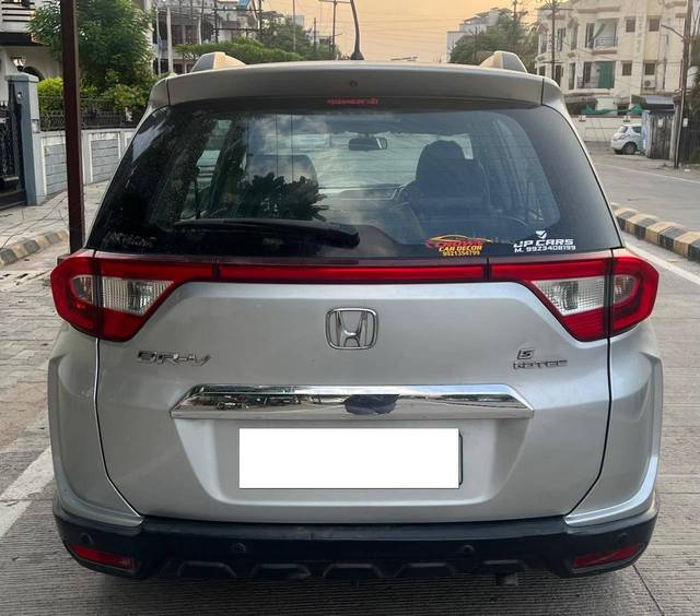 https://images10.gaadi.com/usedcar_image/4576047/original/processed_26c078e7d9cec9c8f8daff8f5b6e2faf.jpg?imwidth=6402