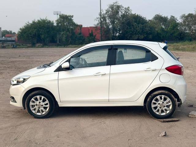 https://images10.gaadi.com/usedcar_image/4576068/original/019395b48cd3ff1fd195b30a31a8ab99.jpg?imwidth=6402