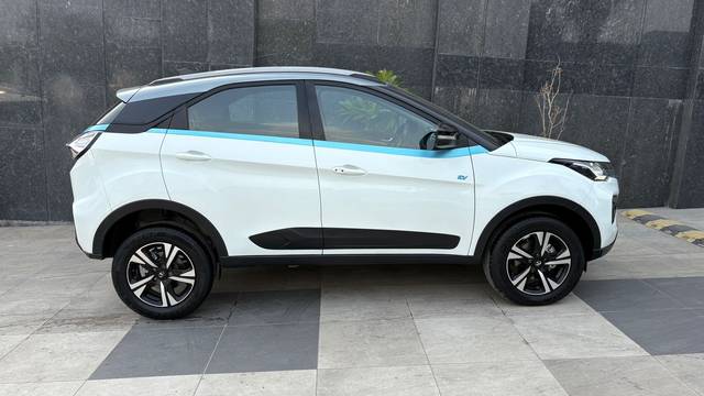 https://images10.gaadi.com/usedcar_image/4576071/original/b1ea8906235d1ff1e3a4af0cc0d784cd.jpg?imwidth=6401