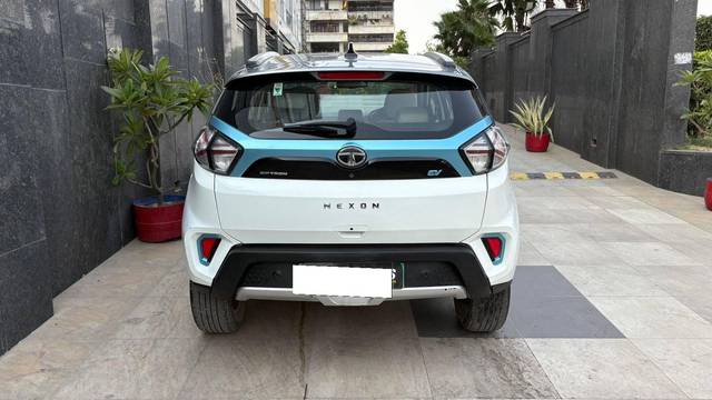 https://images10.gaadi.com/usedcar_image/4576071/original/processed_cb3c5de53940afd370114b57c665b65b.jpg?imwidth=6402