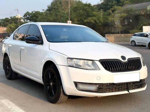https://images10.gaadi.com/usedcar_image/4576073/original/processed_9f5ae3741ef466222d3c4a652cfb2c57.jpg?imwidth=6400