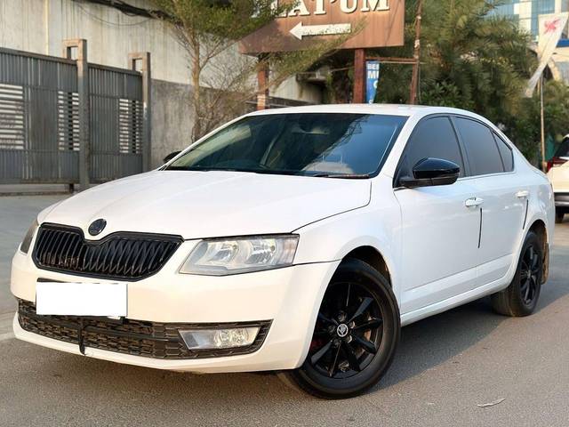 https://images10.gaadi.com/usedcar_image/4576073/original/processed_dcf1a1662cb456c011df2fa66468de3d.jpg?imwidth=6402