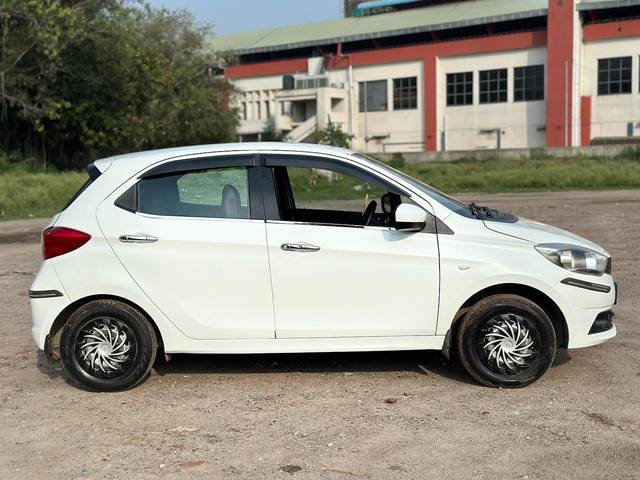 https://images10.gaadi.com/usedcar_image/4576076/original/c9e4182154907484bf51492e832e2221.jpg?imwidth=6401