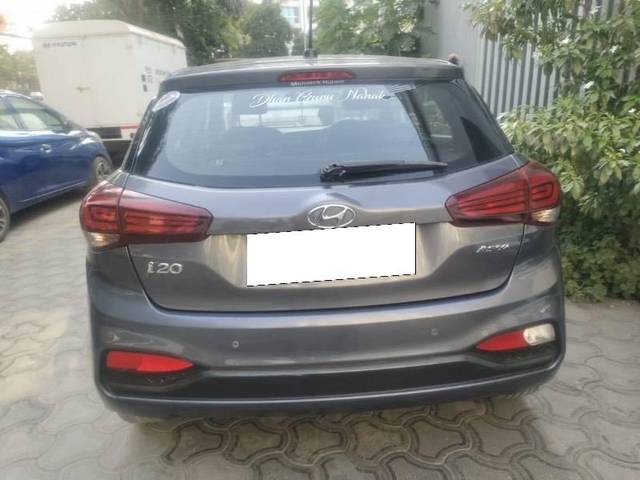 https://images10.gaadi.com/usedcar_image/4576095/original/processed_833e86df-e8c5-4927-ae02-32e68a0ae2ce.jpeg?imwidth=6400