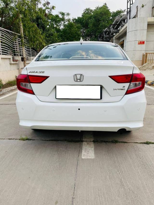 https://images10.gaadi.com/usedcar_image/4576142/original/processed_982211ff9894ae00cadbea1dd2d3021d.jpg?imwidth=6401