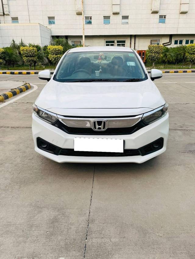 https://images10.gaadi.com/usedcar_image/4576142/original/processed_e70afe6ba9a18ec056e3913d6d3bf4d8.jpg?imwidth=6402