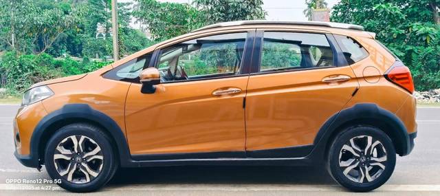 https://images10.gaadi.com/usedcar_image/4576143/original/processed_86e5af86aa667bce6f1d6a3318ec0aa6.jpg?imwidth=6402