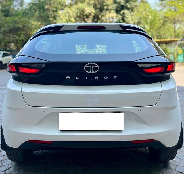 https://images10.gaadi.com/usedcar_image/4576168/original/processed_2ca6c763e84089b39c9f9fe2a4601caa.jpg?imwidth=6402