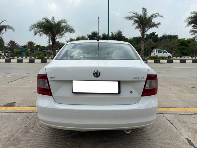 https://images10.gaadi.com/usedcar_image/4576186/original/processed_b135003f-6e95-4bf8-9d69-16a8b80e5201.jpg?imwidth=6402