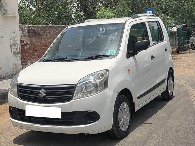 https://images10.gaadi.com/usedcar_image/4576191/original/processed_589f614eade7f644d5de8abde773200f.jpg?imwidth=6402