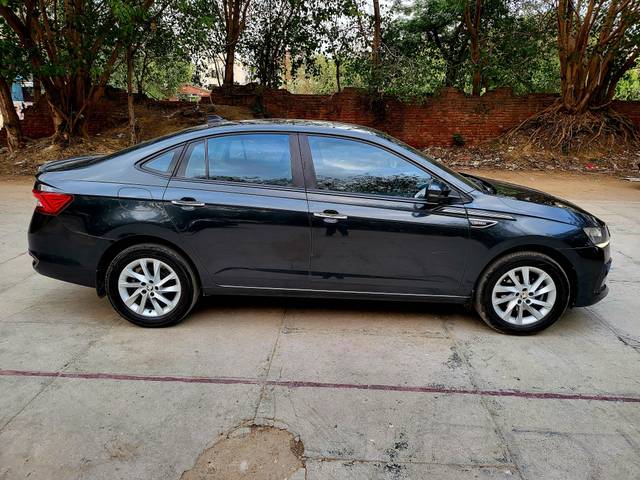 https://images10.gaadi.com/usedcar_image/4576196/original/processed_8eccee32e3257599709a6060b272abb8.jpg?imwidth=6401