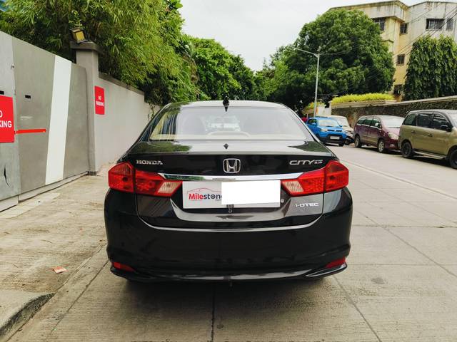 https://images10.gaadi.com/usedcar_image/4576256/original/processed_ad790c077138ab69bdf45cc40319aebe.jpeg?imwidth=6402