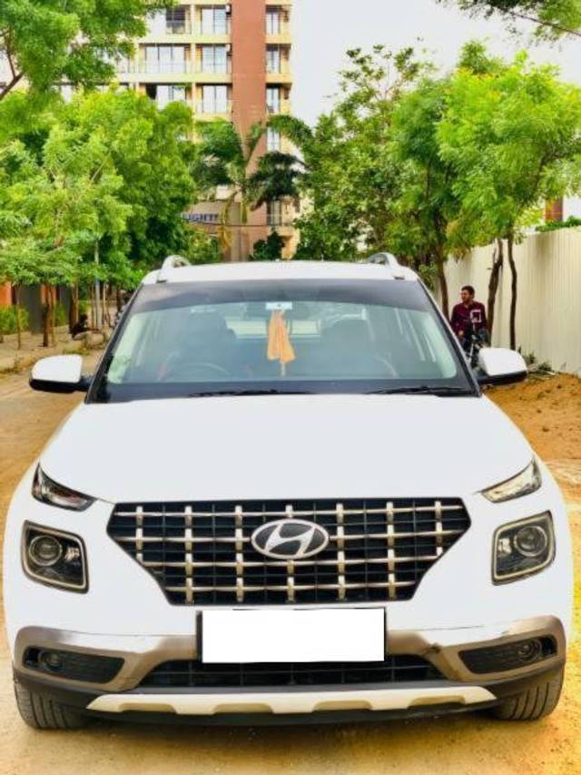 https://images10.gaadi.com/usedcar_image/4576259/original/processed_67654695-2019-4b39-b766-96fb627c9130.jpg?imwidth=6400