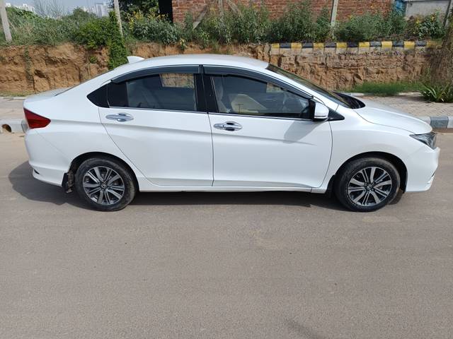 https://images10.gaadi.com/usedcar_image/4576269/original/323823de500cb0997ff8f03cc0c66477.jpg?imwidth=6401