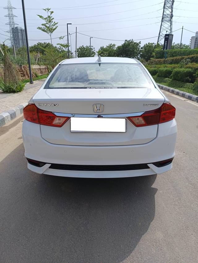 https://images10.gaadi.com/usedcar_image/4576269/original/processed_b0cba939e7ccc6ef48aeab89d3a86a1c.jpg?imwidth=6402