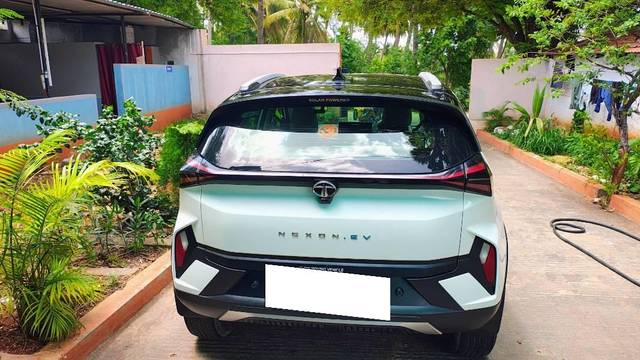 https://images10.gaadi.com/usedcar_image/4576405/original/processed_205f1a12-d026-4aa5-8d9b-0f5cb14f1f73.jpg?imwidth=6401
