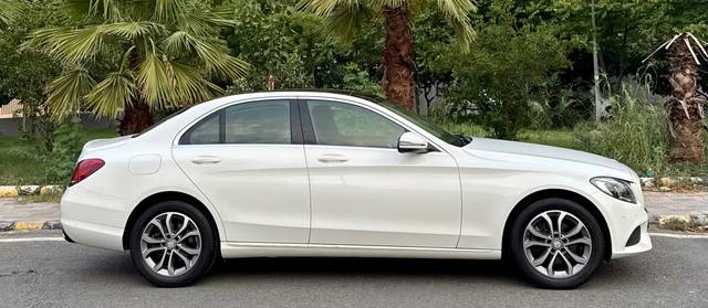 https://images10.gaadi.com/usedcar_image/4576531/original/ef0933c736b1950661f5668446556eb4.jpeg?imwidth=6401
