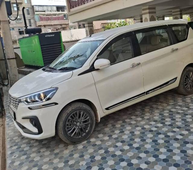 https://images10.gaadi.com/usedcar_image/4576571/original/processed_64f4bc6c-4ff2-403e-9385-c32295876d06.jpg?imwidth=6402