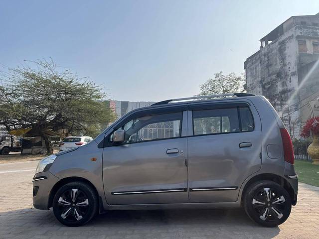 https://images10.gaadi.com/usedcar_image/4576671/original/processed_8cf5e84c257ba0ee2e901a7e0e845c35.jpg?imwidth=6402