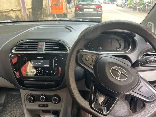 https://images10.gaadi.com/usedcar_image/4576673/original/ebccd9f831fe05b68ed50eca095124b5.jpg?imwidth=6402