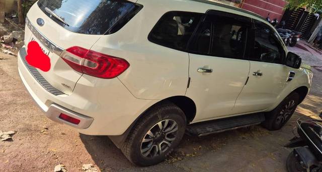https://images10.gaadi.com/usedcar_image/4576747/original/processed_b593ef53-979c-4de0-be0b-51e244c1f45e.jpg?imwidth=6401