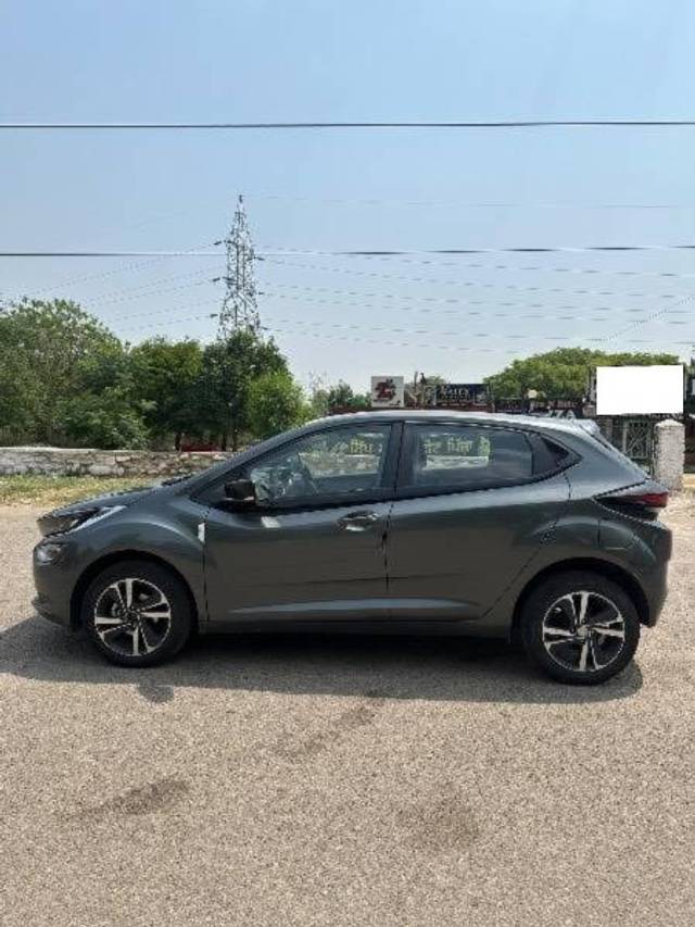 https://images10.gaadi.com/usedcar_image/4576752/original/processed_0d41b32e-06ed-4871-8e6f-5d691419f845.jpeg?imwidth=6402