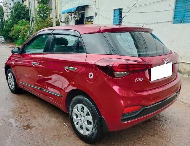 https://images10.gaadi.com/usedcar_image/4576780/original/processed_b8a7dbe0-8b97-4d5d-922a-fc3330275146.jpg?imwidth=6402