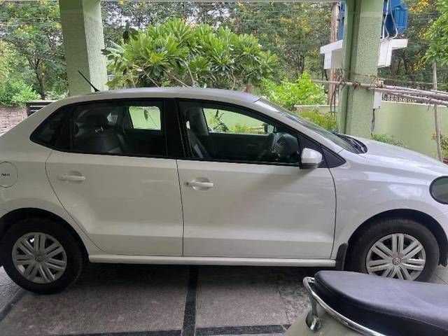 https://images10.gaadi.com/usedcar_image/4576796/original/processed_processed_5dd986e6-3d52-485a-9666-8e5679451999.jpeg?imwidth=6402