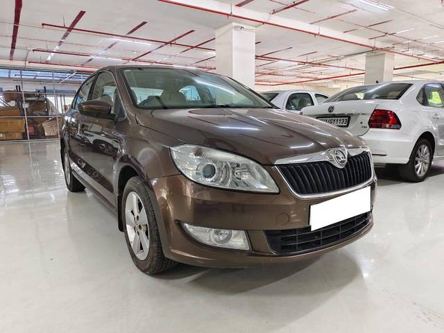 https://images10.gaadi.com/usedcar_image/4576797/original/processed_2bf7d957914a0f9808cafe883ef45bd3.jpg?imwidth=6400