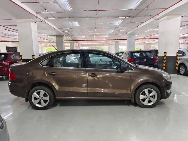 https://images10.gaadi.com/usedcar_image/4576797/original/processed_9ecbe23fb3a3a4ecdfffd25606f31207.jpg?imwidth=6401