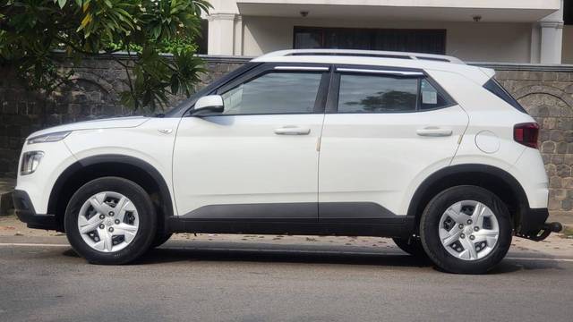 https://images10.gaadi.com/usedcar_image/4576871/original/processed_5bbccc14-2b0a-400e-bdf0-12c5aff90115.jpg?imwidth=6402